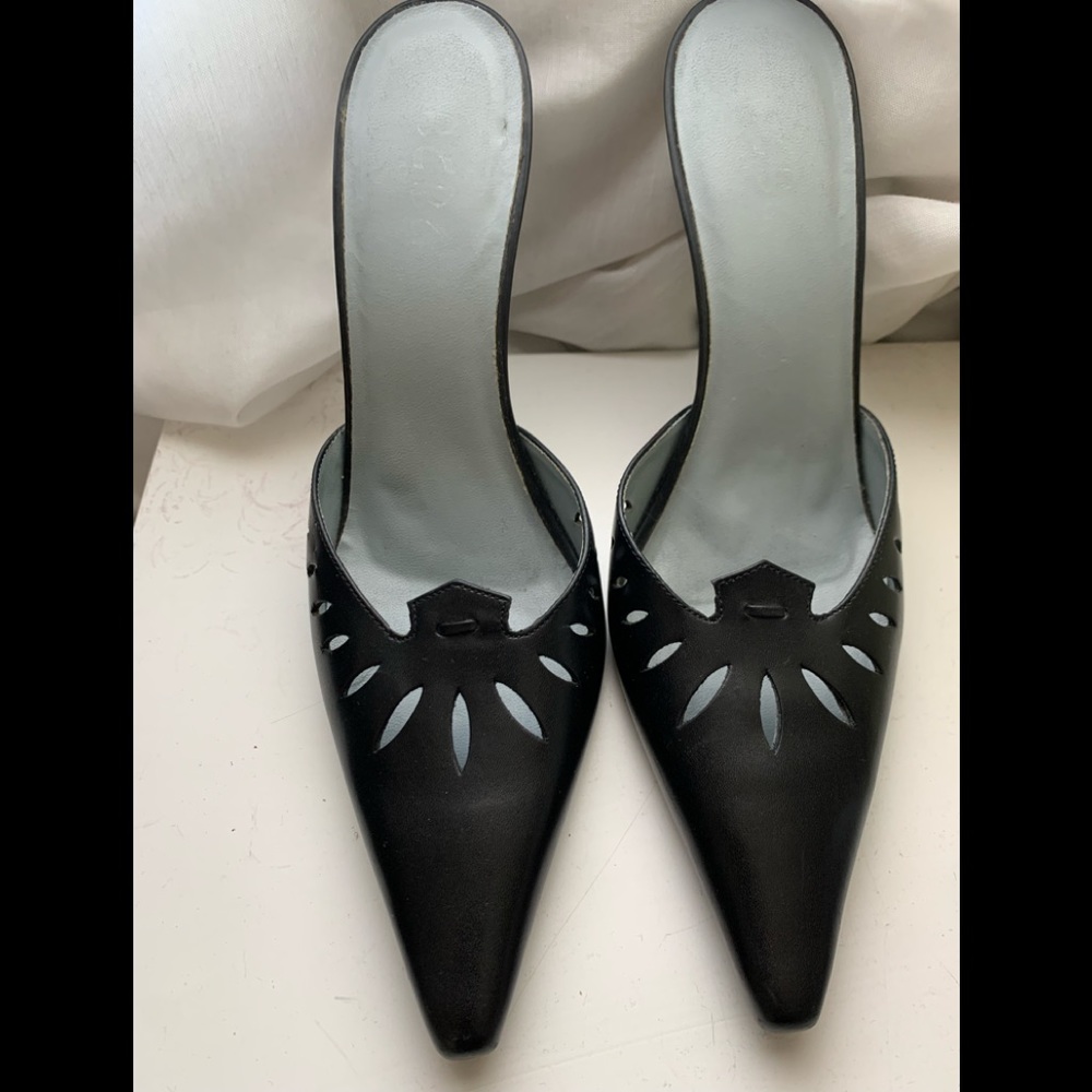 Vintage BCBG Black Pointed Toe Heels / Size 7